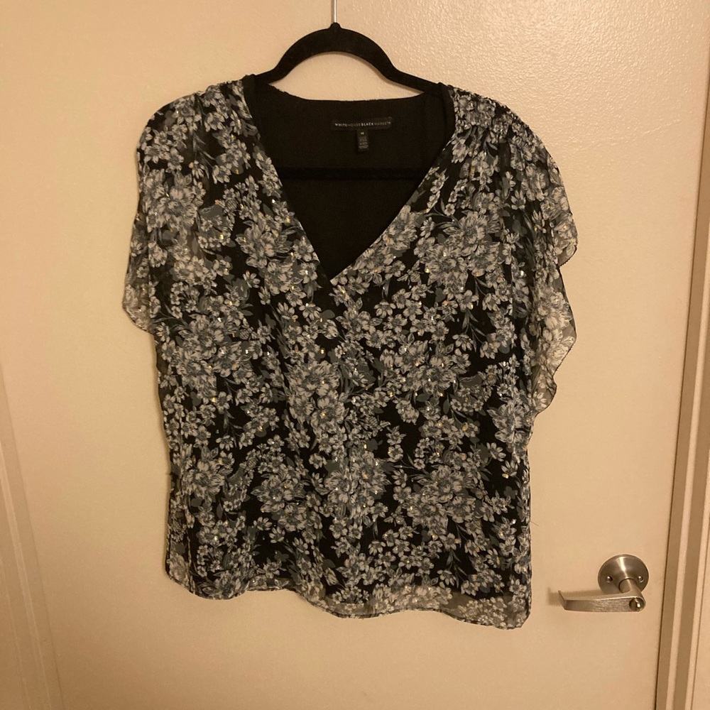Women’s M White House Black Market top excellent condition lightweight
